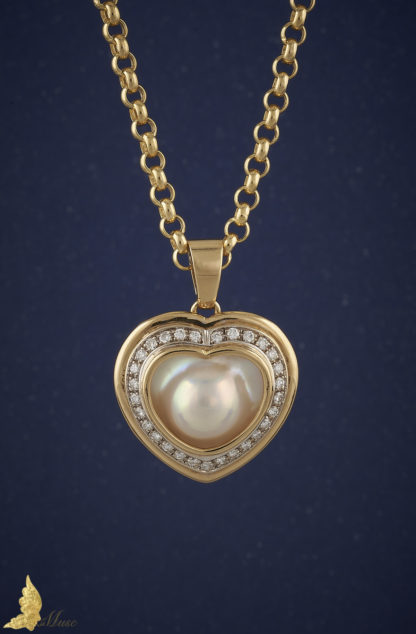 Zawieszka z białą perłą i brylantami ok. 0,80 ct w kształcie serca w 18K żółtym złocie