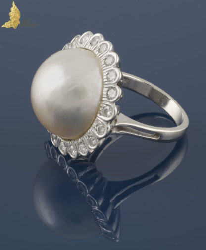 Pierścionek z perłą mabe i brylantami w białym złocie 14K