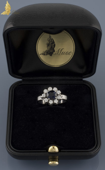 Pierścionek z szafirem ok. 0,80 ct i brylantami ok. 0,45 ct, poprzeczna karmazycja w białym złocie 14K