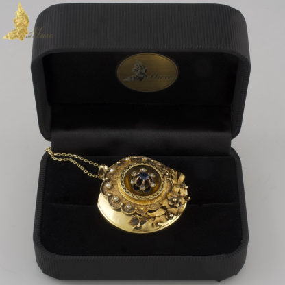 Wiktoriańska zawieszka z szafirem, czarną emalią, perełkami i diamentami w żółtym złocie