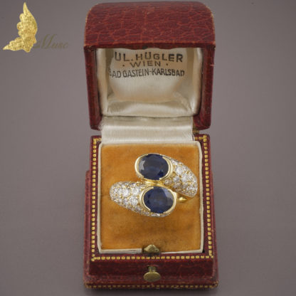 Pierścionek inspirowany Cartier, toi et moi, z szafirami ok. 5 ct i brylantami ok. 2 ct w 18K żółtym złocie, Francja