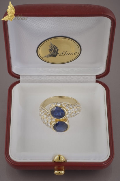 Pierścionek inspirowany Cartier, toi et moi, z szafirami ok. 5 ct i brylantami ok. 2 ct w 18K żółtym złocie, Francja