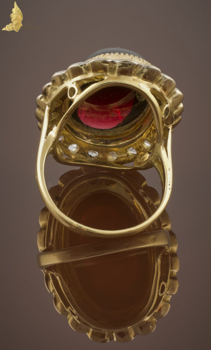Pierścionek z rodolitem ok. 22 ct i rozetami diamentowymi, Francja 1880-1900 r.