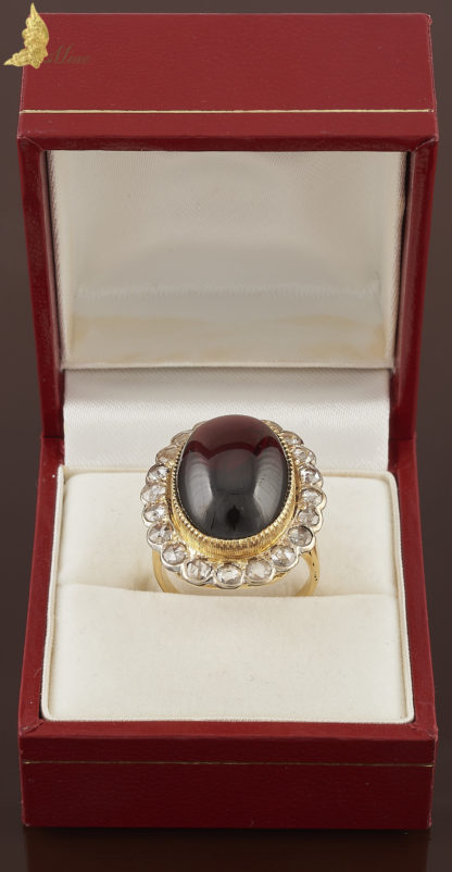 Pierścionek z rodolitem ok. 22 ct i rozetami diamentowymi, Francja 1880-1900 r.