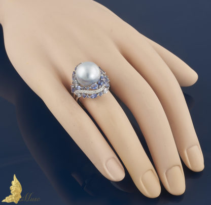 Pierścionek koktailowy z szaro-błękitną perłą, szafirami i brylantami w 18K białym złocie
