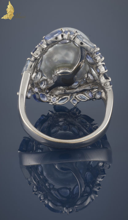 Pierścionek koktailowy z szaro-błękitną perłą, szafirami i brylantami w 18K białym złocie
