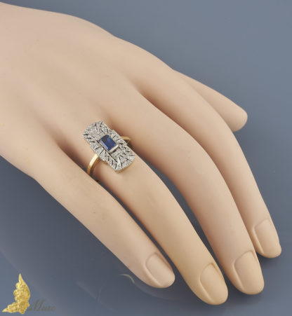 Powojenny pierścionek w stylu Art Deco z szafirem i brylantami w 14K złocie