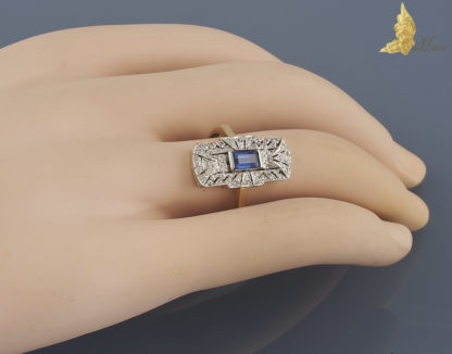 Powojenny pierścionek w stylu Art Deco z szafirem ok. 0,75 ct i brylantami w 14K złocie