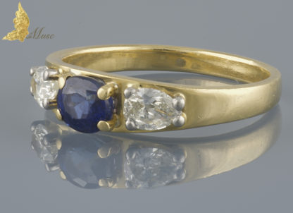 Angielski pierścionek z szafirem i diamentowymi łezkami w żółtym złocie pr. 750
