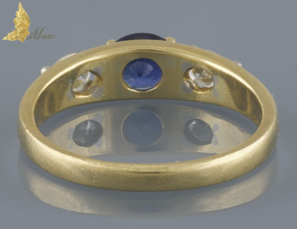 Angielski pierścionek z szafirem i diamentowymi łezkami w żółtym złocie pr. 750