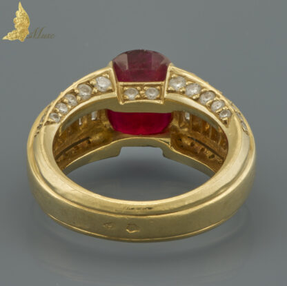Kolekcjonerski pierścionek z rubinem