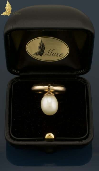 Autorski pierścionek La Muse z ruchomą perłą